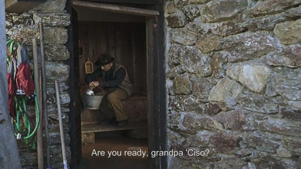 NARCISO, DIETRO I CANNONI, DAVANTI AI MULI — film still